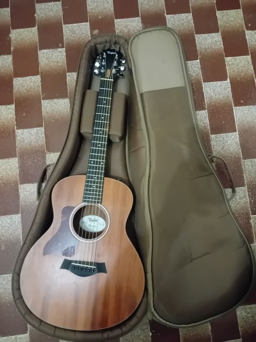 Guitarra acustica Taylor esquerdina GSmini