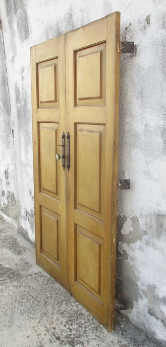 Antigas portas de interior em madeira com pintura