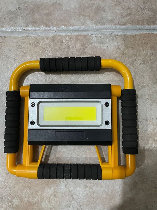 Luz led - carrega com a luz solar