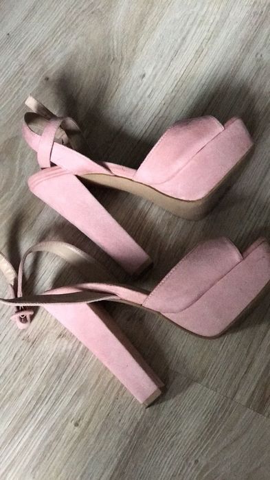 Sandałki na słupku i platformie 37