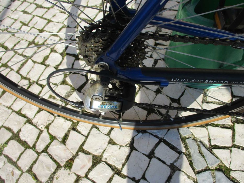 Bicicleta de estrada marca DECATHLON, roda 28, 16 speeds