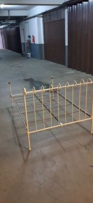 Cama de ferro antiga