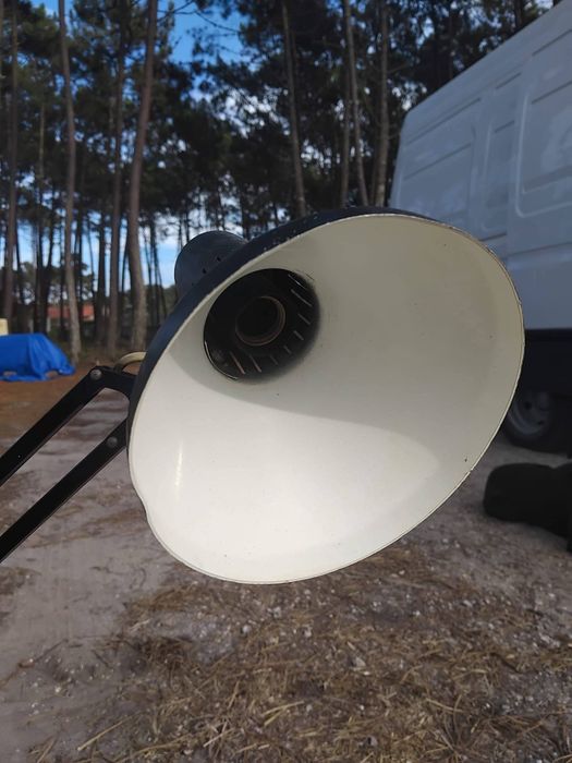 Candeeiro com base em ferro fundido