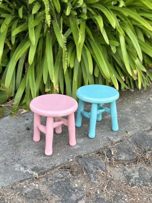 Mini bancos e cadeiras em madeira para criança