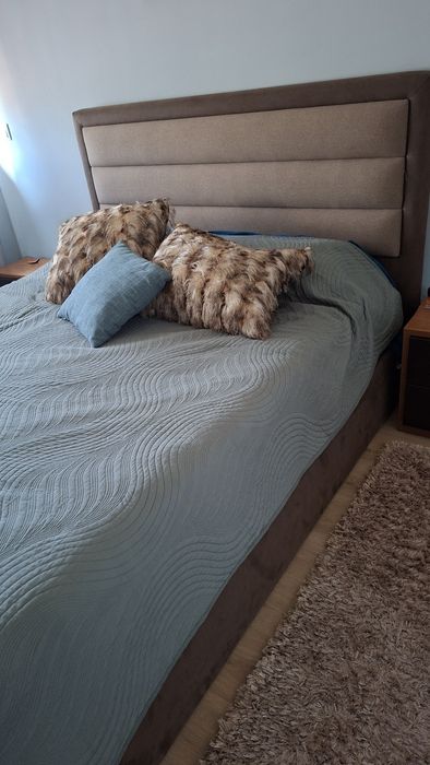 Mobília de quarto casal (cama, 2 mesas cabeceira  e cómoda)