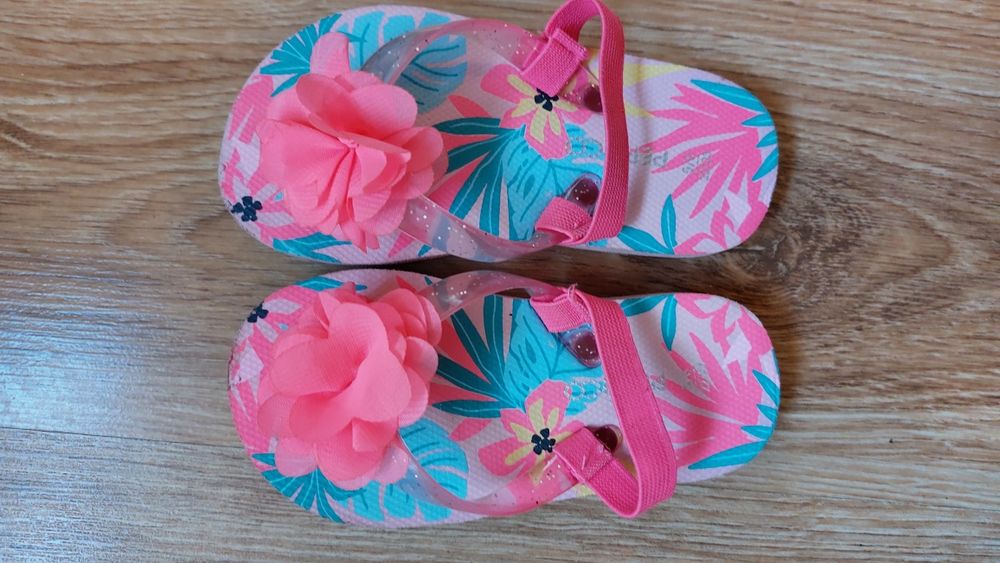 Новая Летняя обувь для девочки,сандалики босоножки 22/23 размер
усті