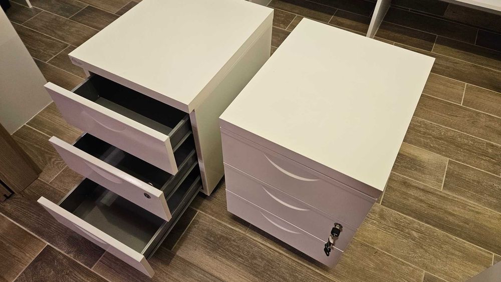 Biurko duże, fotele, RTV szafka, karnisze, szafki z szuflad., dywaniki