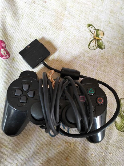 PlayStation 2 com comando e 2 jogos