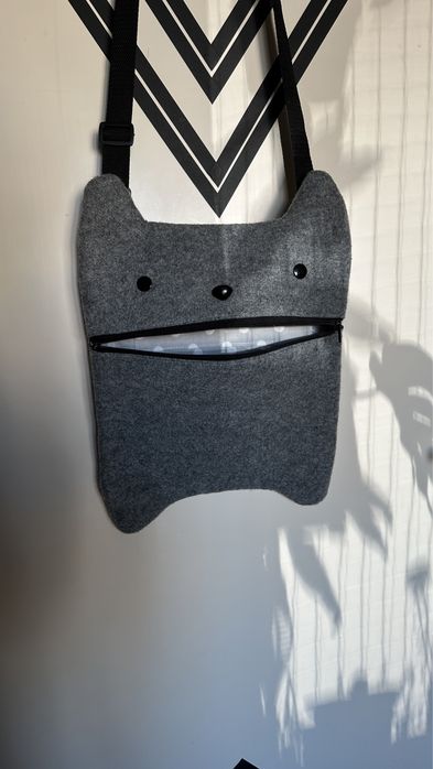 Torba kot na ramie na regulowanym pasku handmade kotek z grubego filcu