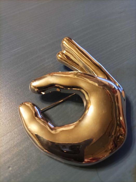 broszka posrebrzana ręka duża