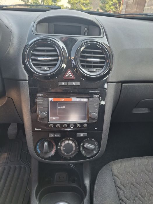 Czarny Opel Corsa 2013 rocznik