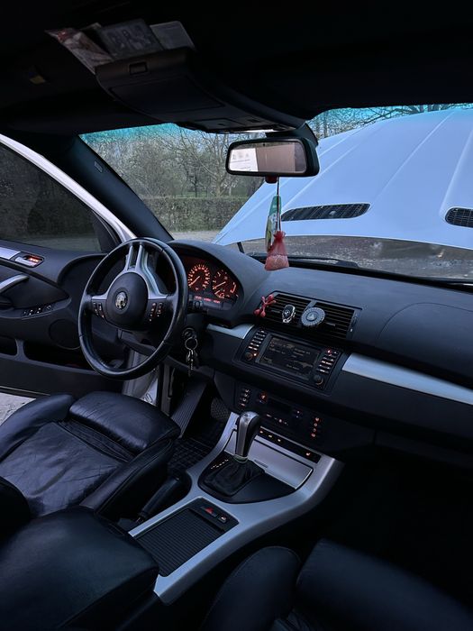 Автомобіль BMW x5 E53