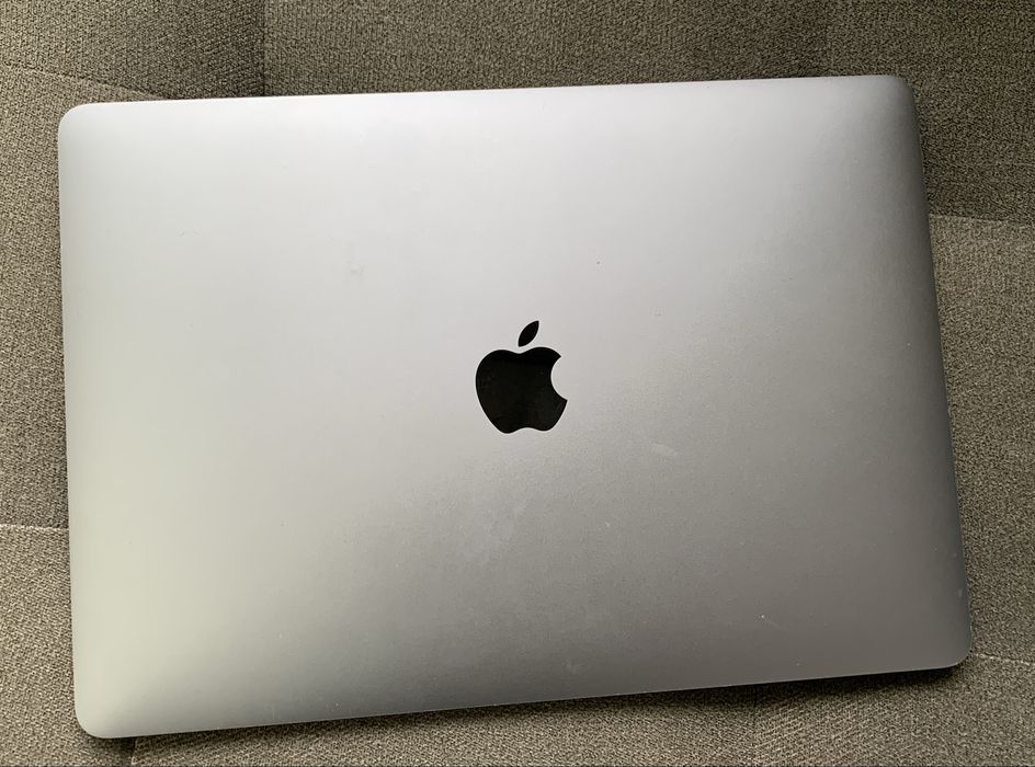 Оригінальний macbook pro 2017 макбук про