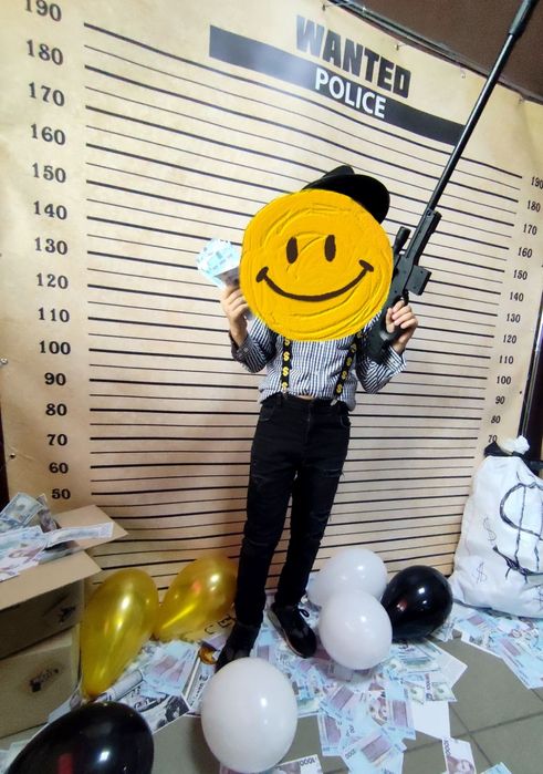 Є чотири банери.Банер "Мафія", фотозона, каркас