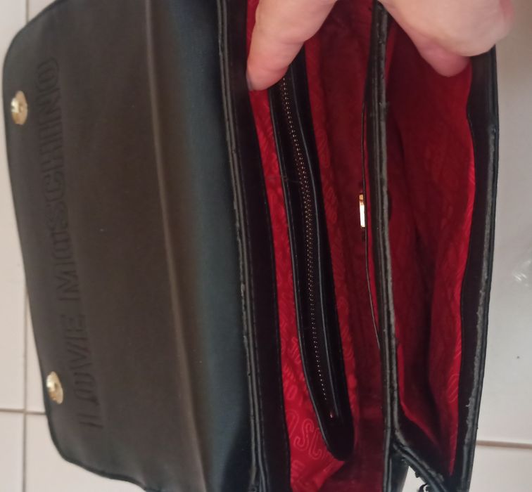 Mala preta Love Moschino, em bom estado de conservação.