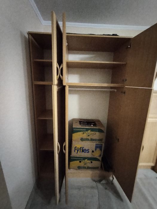 Zestaw mebli - komoda i dwie szafy