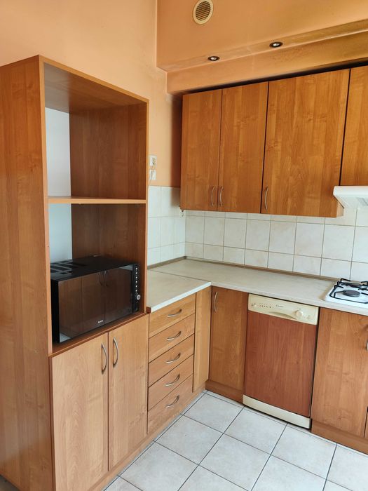 Zestaw mebli kuchennych wraz ze zmywarką, płytą gazową i zlewem