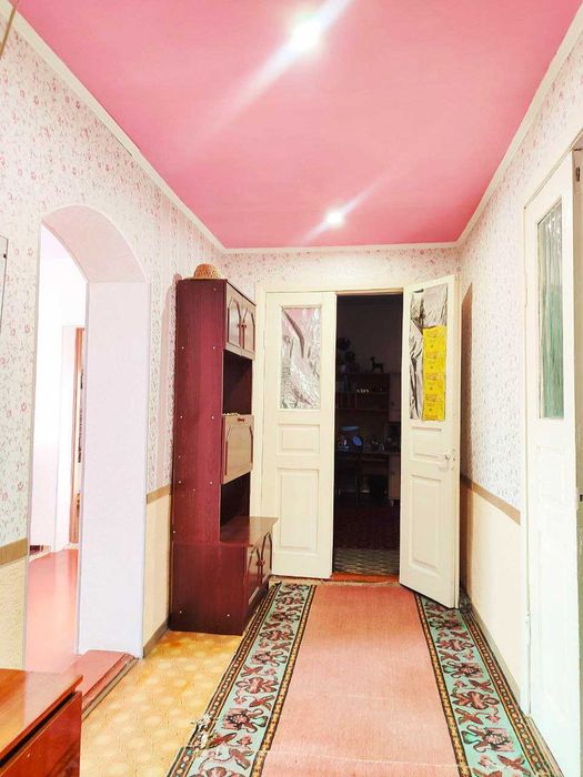 Продам цегляний будинок у центрі Дергачів з частковим ремонтом.