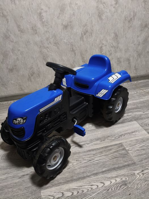 Дитячий трактор на педалях