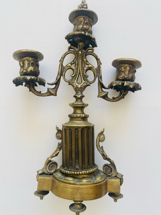 Candelabro duplo em metal/bronzevantigo