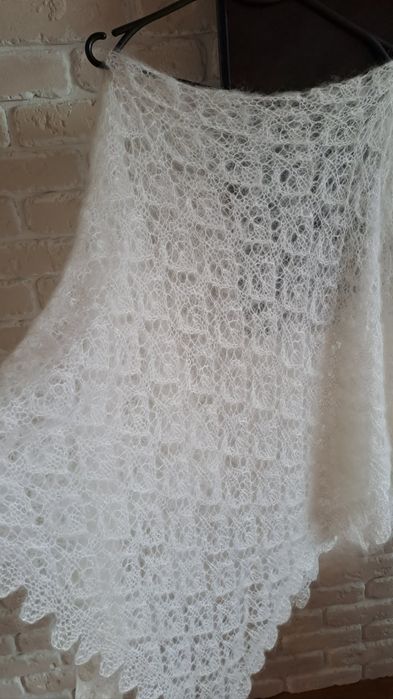 Пухова хустка ручної роботи .