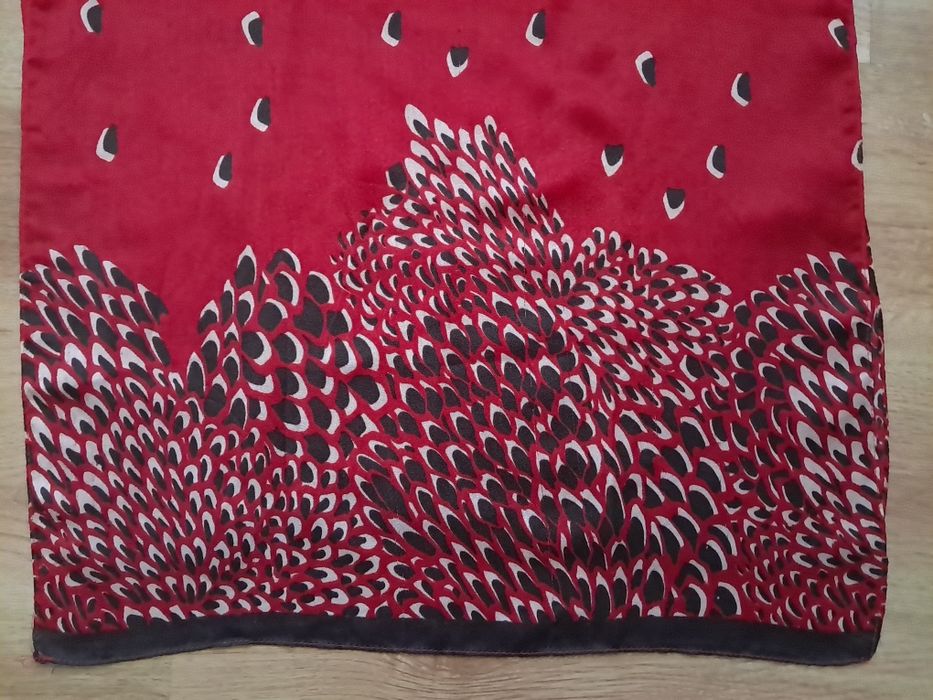 Бордовый шарф палантин