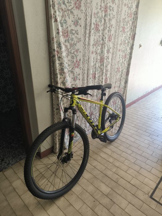 Scott Aspect 950 (Edição de 2018) na combinação de cores oficial Yellow/Black/Red.