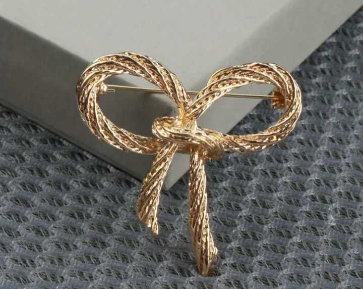 Elegancka broszka z emaliowana kokarda