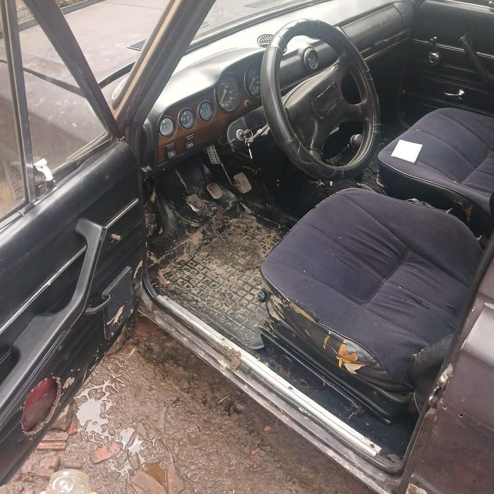 ВАЗ 2106 находу є невиликий торг