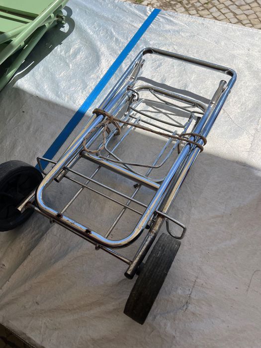 Carrinho de transporte metálico com rodas