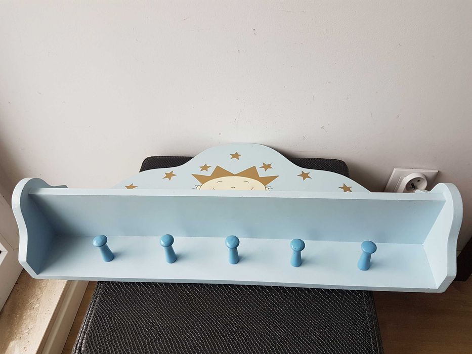 Niebieska drewniana wisząca półka z wieszakami Mały książę SIA KIDS