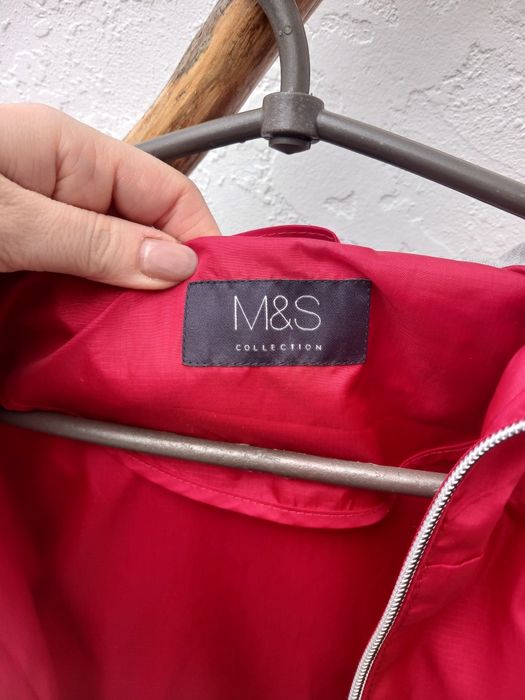 Червоний дощовик , 
розмір М, 
фірма M&S