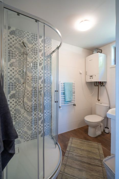 Domek nad jeziorem z jacuzzi sauna na Mazurach  noclegi domki łódka