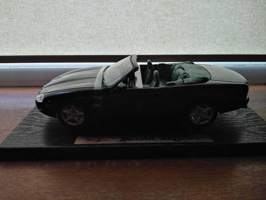 Модель автомобіля 1/18 MAISTO - JAGUAR - XK8 SPIDER 1996