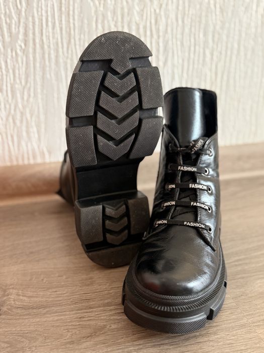 Чорні шкіряні ботинки