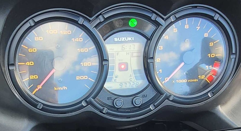 V-Strom 650 K7 – Extras – Garagem – Sem quedas – Oportunidade