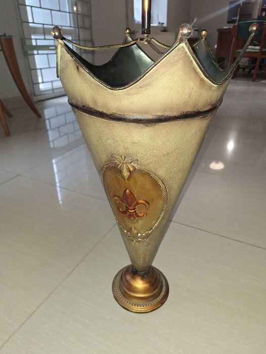 Dekoracyjny metalowy stojak na parasole