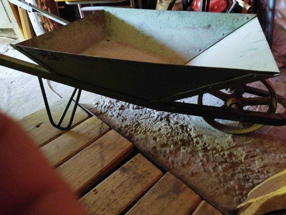 Тачка металлическая строительная