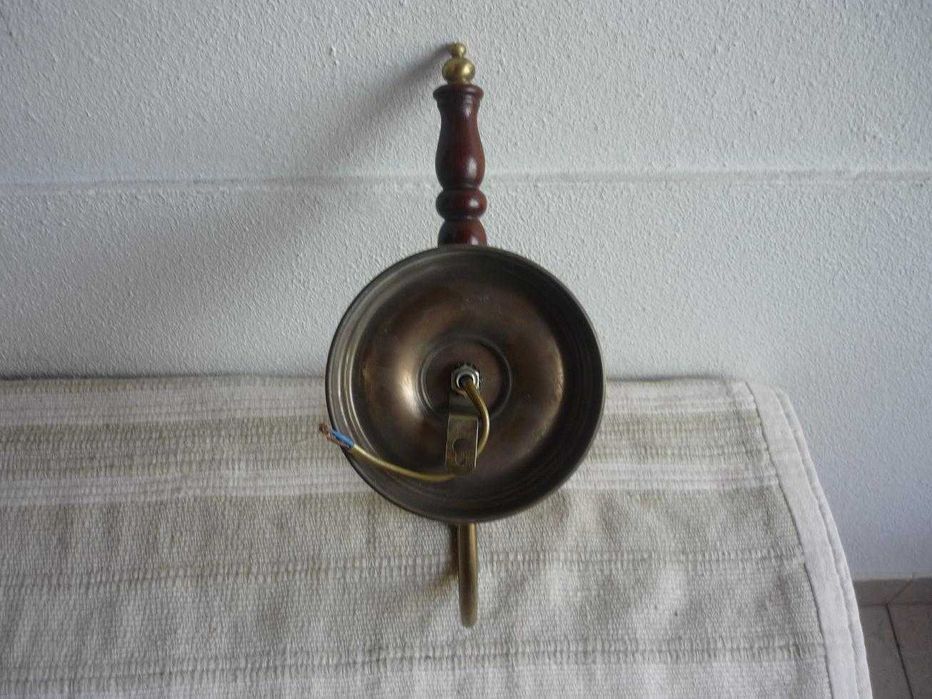 Aplique em latão e madeira para 1 lampada