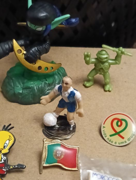 Lote de colecionaveis,pins, bonecos..