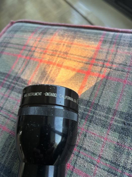 Lanterna maglight made usa a funcionar com pilhas com ‘’holder de cinto em pele