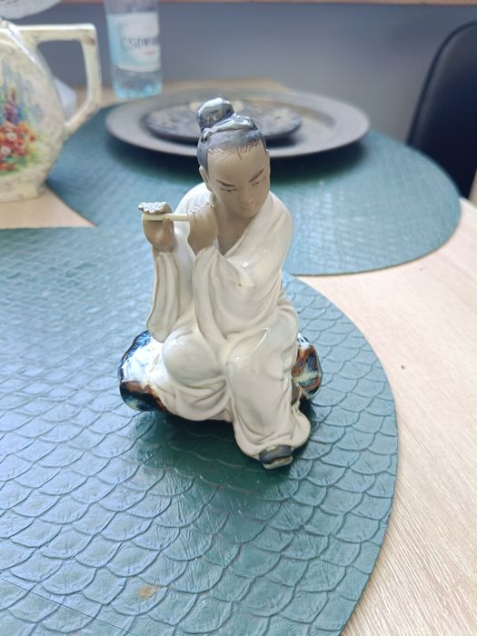 Stara figurka z porcelany