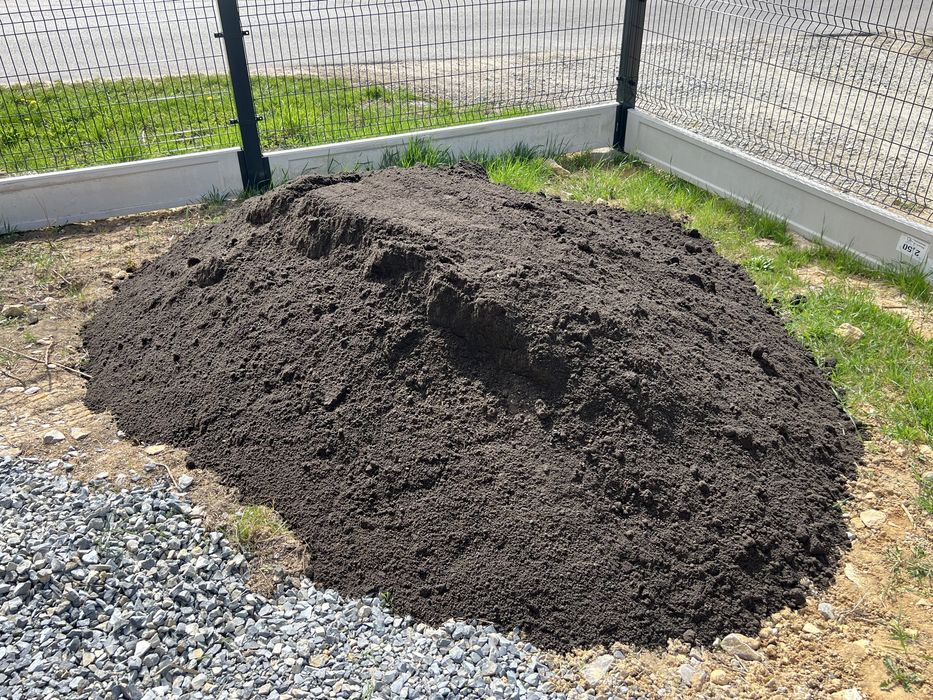Humus/czarnoziem/przesiana ziemia ogrodowa/warzywniak/ogrody/trawniki
