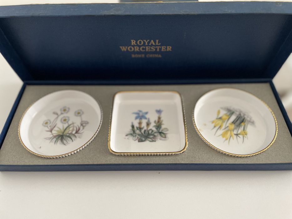 Conjunto de pratinhos de porcelana inglesa Royal Worcester