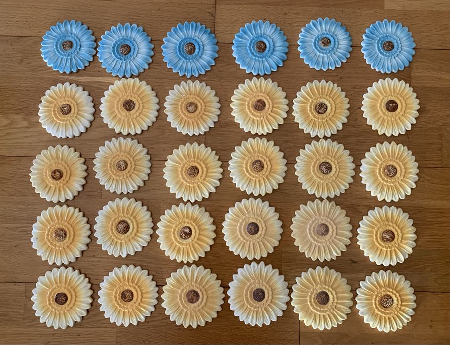 Flores decorativas em gesso pintado à mão e vidrado