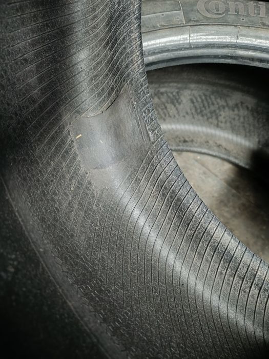 275/40 R21 , 305/35 R21 Continental.