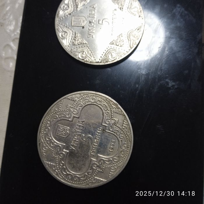 Продам три монеты 5 гривен 1998 год.