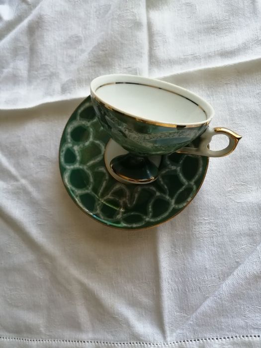 Chávena e pires de porcelana fina alemã.