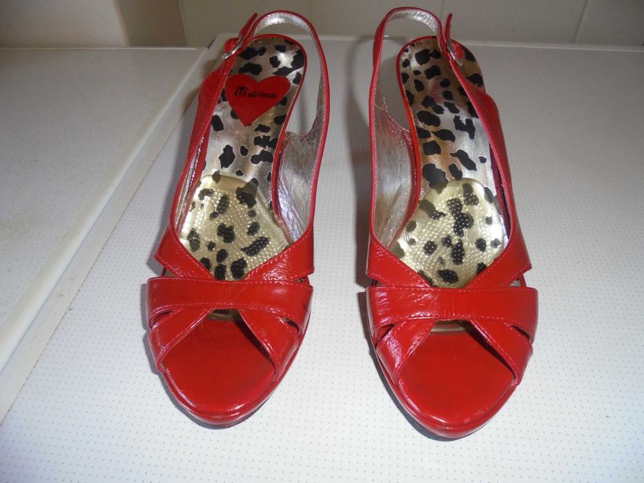 sandálias de mulher cor vermelho