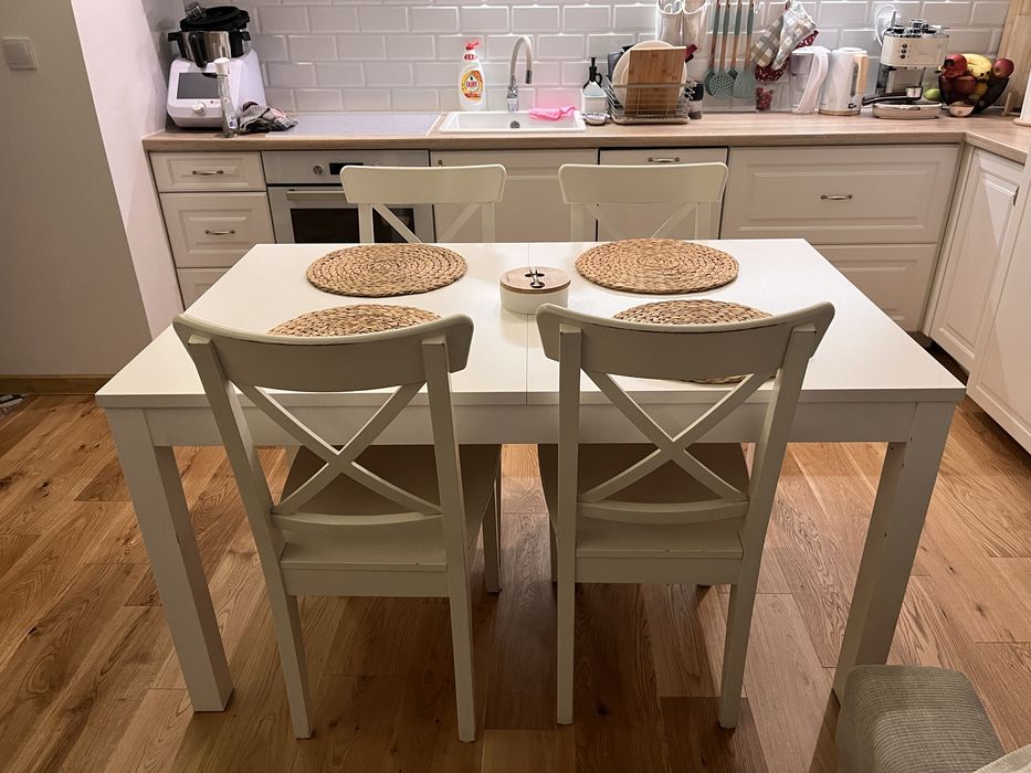 Drewniany stół i 4 krzesła białe IKEA BJURSTA i INGOLF